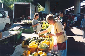  [photo, Baltimore Farmers' Market, Holliday St. and Saratoga St., Baltimore, Maryland]